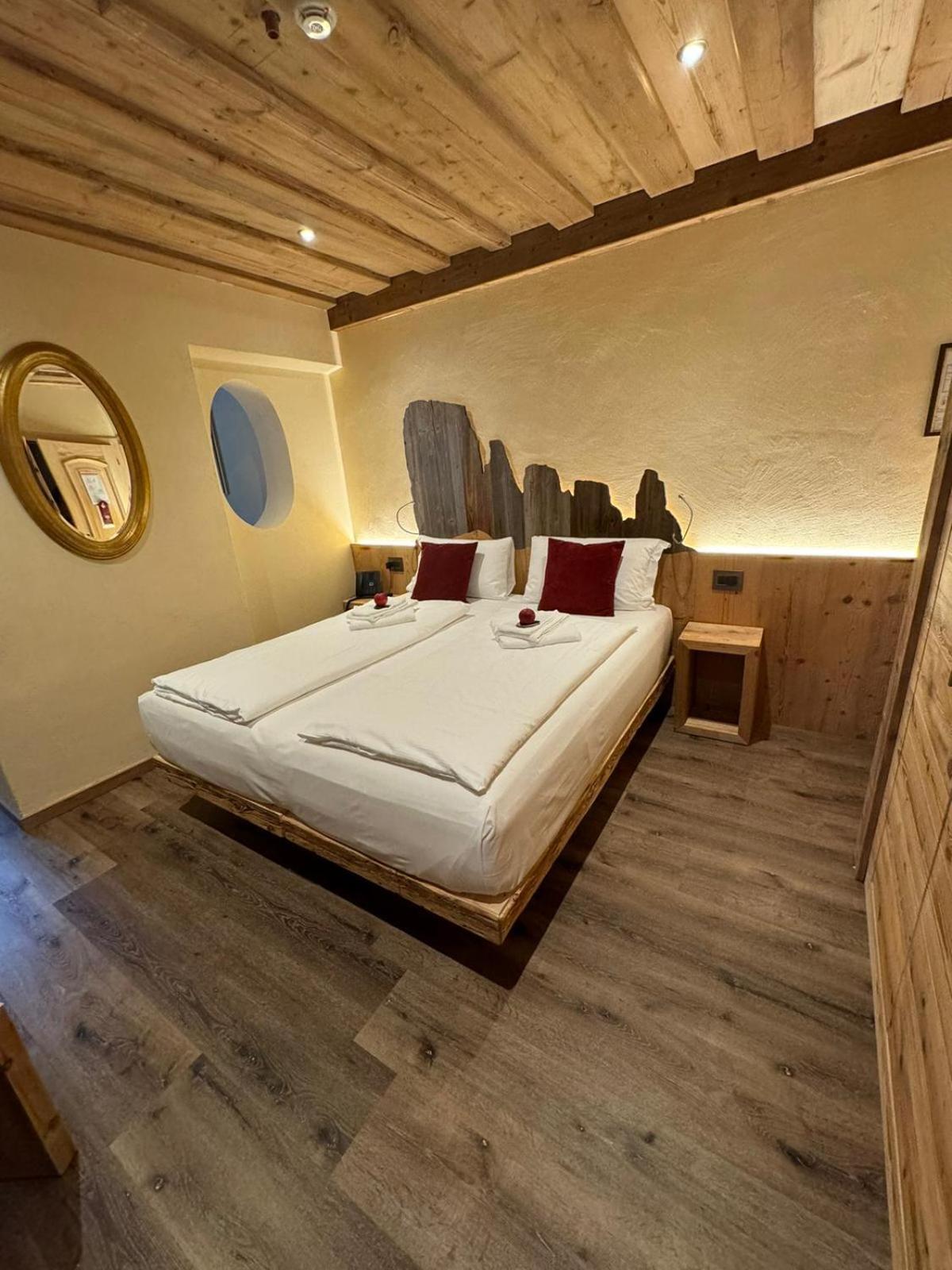 Hotel Ciasa Lorenzi Cortina d'Ampezzo Bagian luar foto